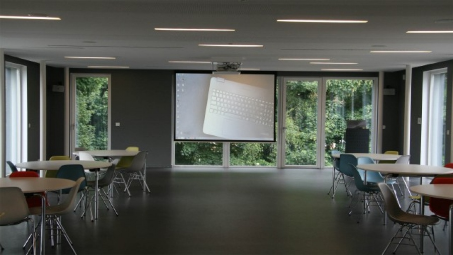 Multi Purpose Room - High Qualilty Indoor Ledwall 135 inch ( Image = 301x179cm )
