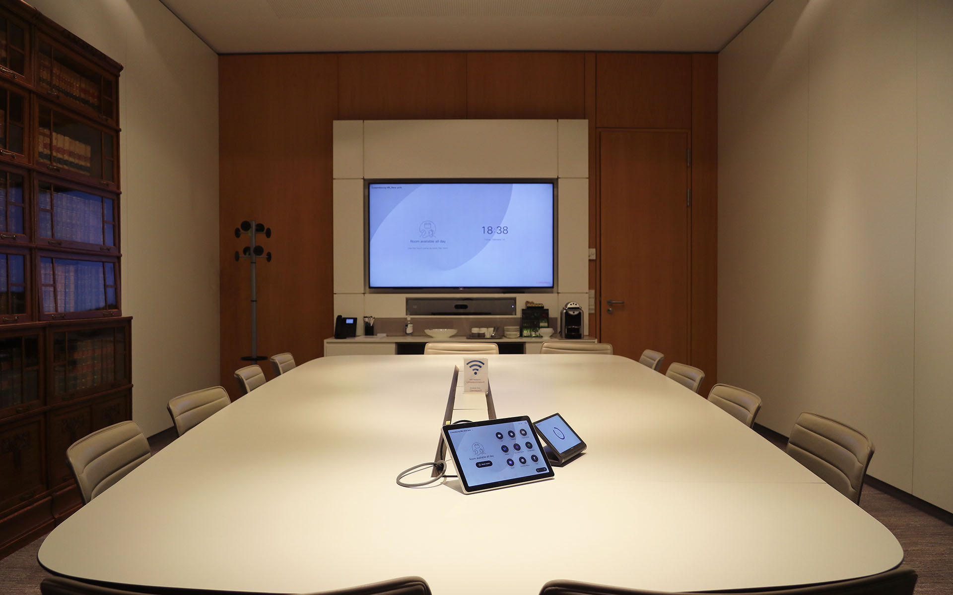 Multi Purpose Room - High Qualilty Indoor Ledwall 135 inch ( Image = 301x179cm )