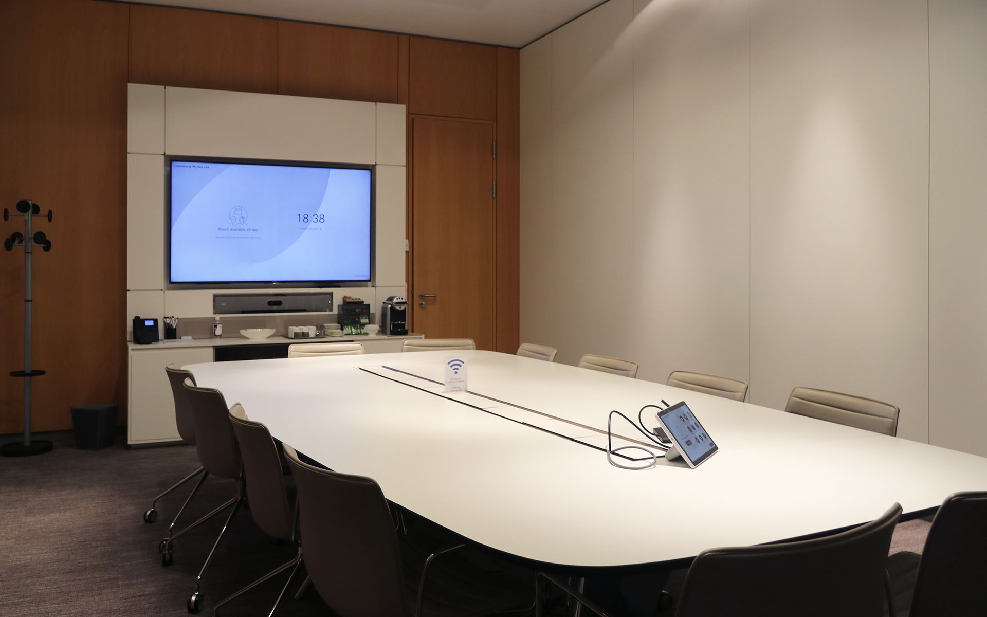 Multi Purpose Room - High Qualilty Indoor Ledwall 135 inch ( Image = 301x179cm )